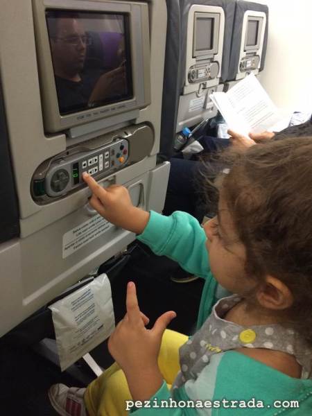 A Bela tentando se entender com o sistema de entretenimento a bordo do avião da Azul